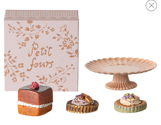 Maileg Cakes and Cakestand